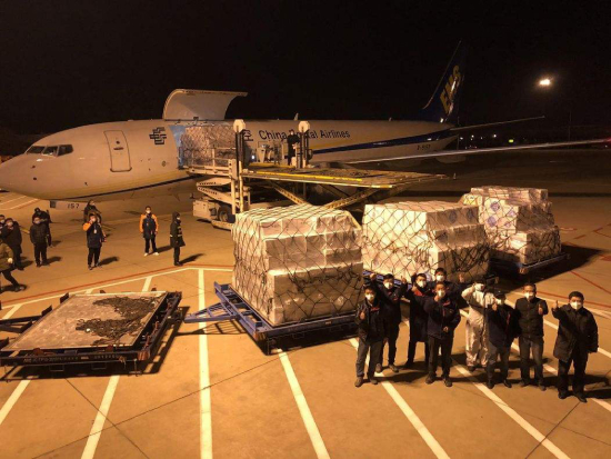 口罩、消毒液等防疫物資進(jìn)口機(jī)場清關(guān)，眾志成城，共同戰(zhàn)&ldquo;疫&rdquo;